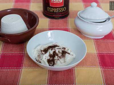 Ricotta e zucchero � Altra �botta di vita� la dava la ricotta servita con lo zucchero, ai quali le nonne pi� ardite aggiungevano anche della polvere di caff�. Il tutto veniva mescolato in una ciotola e gustato con il cucchiaino